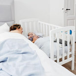 Babydan Alfred Wieg aan bed wit